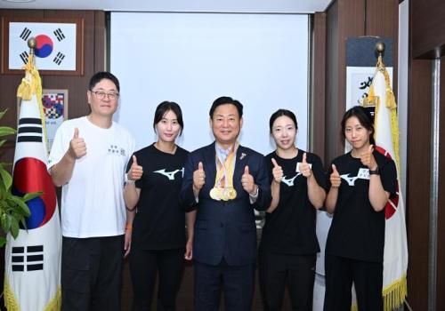 구리시청 카누부 선수단 ‘제22회 백마강배 전국카누경기대회’ 일반부 종합우승 격려 이미지