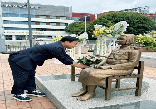 신동화시장, ‘세계일본군 위안부 기림일’ 구리역 소녀상 방문.......... 헌화 이미지